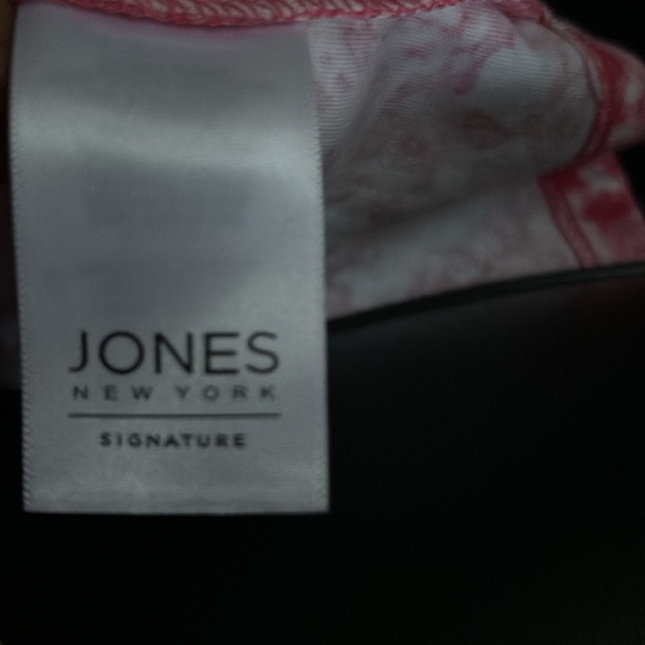 Women’s Jones New York Cute Pink and white short sleeve v-neck top NWT Sz Small - Picture 4 of 5